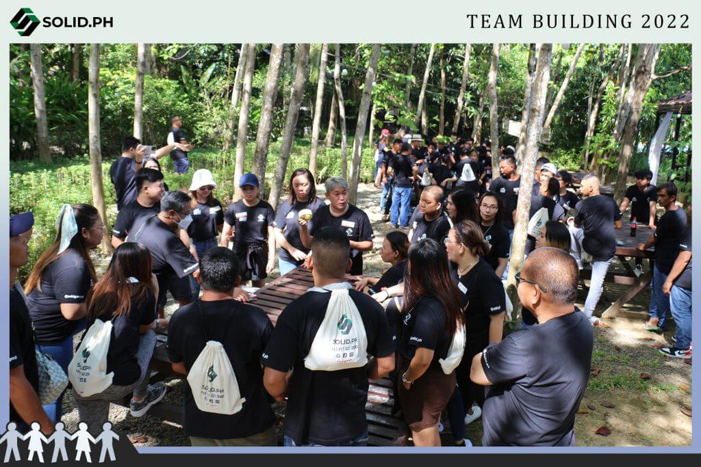 A large group of people at the SolidPh Team Building 2022 event.